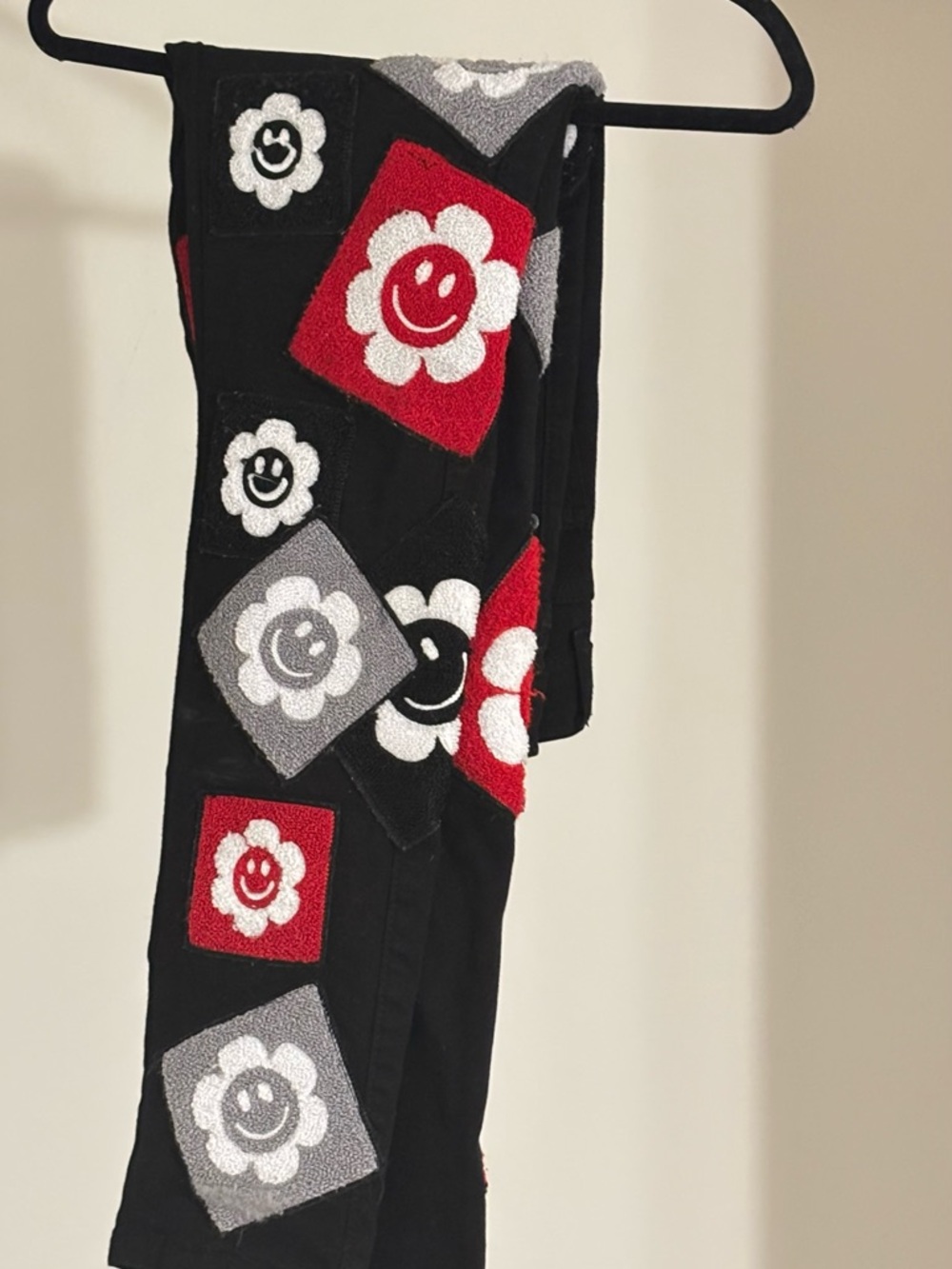 Focus Denim Black Jeans w/ Smile Flower Patchwork – Red/Gray – Streetwear 🔥
